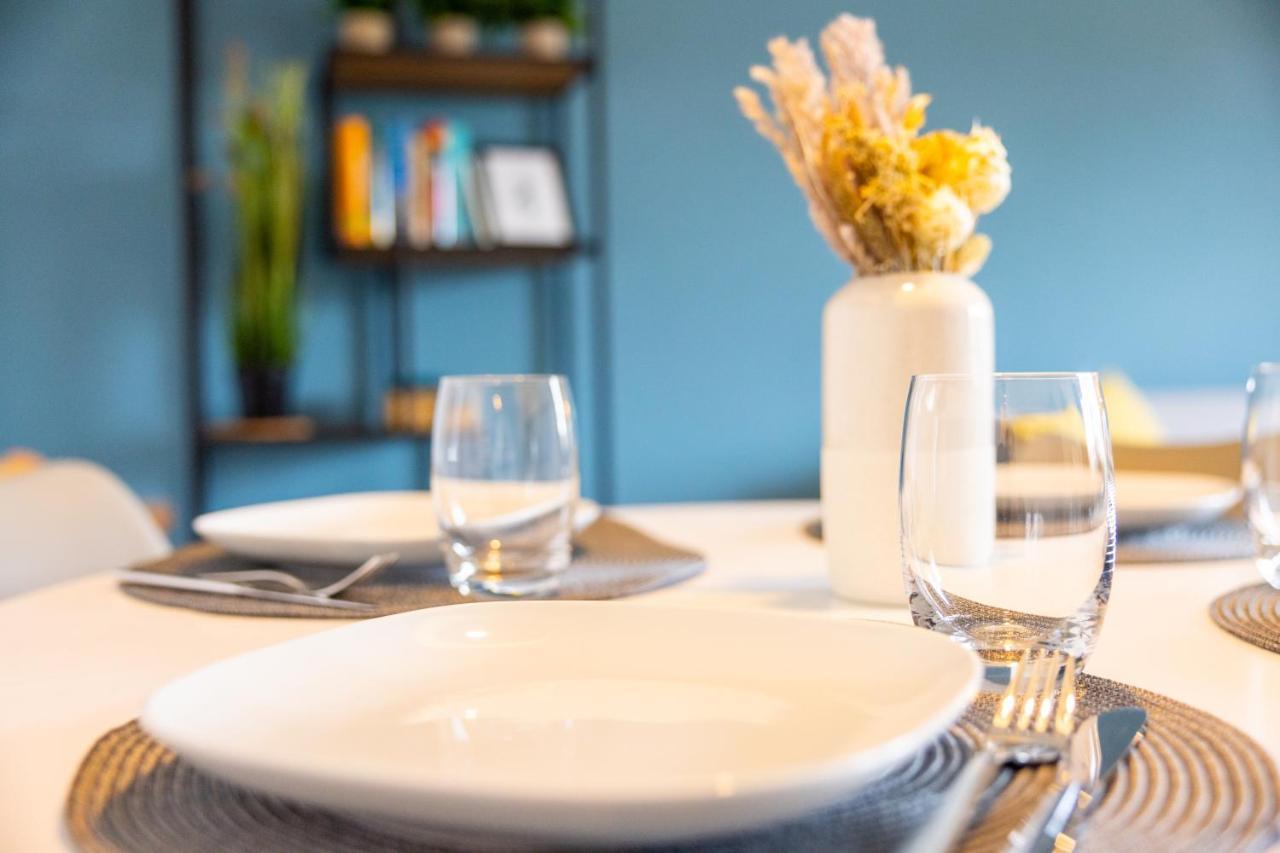 E&K Living - Design Apartment - 2 Bedrooms - Kitchen - Free Parking เอาก์สเบิร์ก ภายนอก รูปภาพ